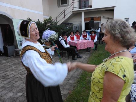 Predsednica Kulturnega društva Folklora Cerklje Irena Naglič se je zahvalila Tini Primožič za vso pomoč pri uspeli prireditvi